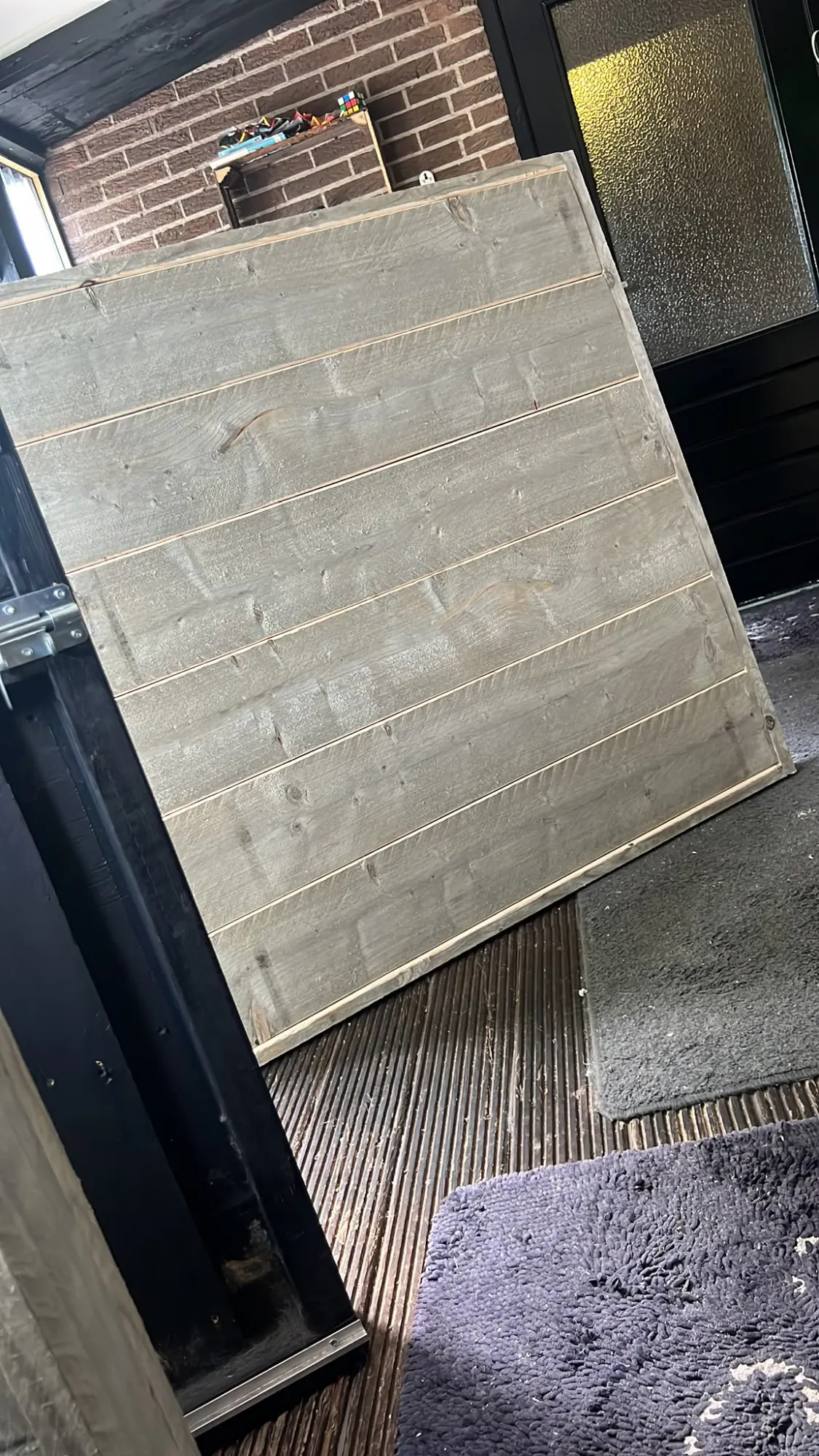 Steigerhouten paneel in opbouw, planken strak naast elkaar